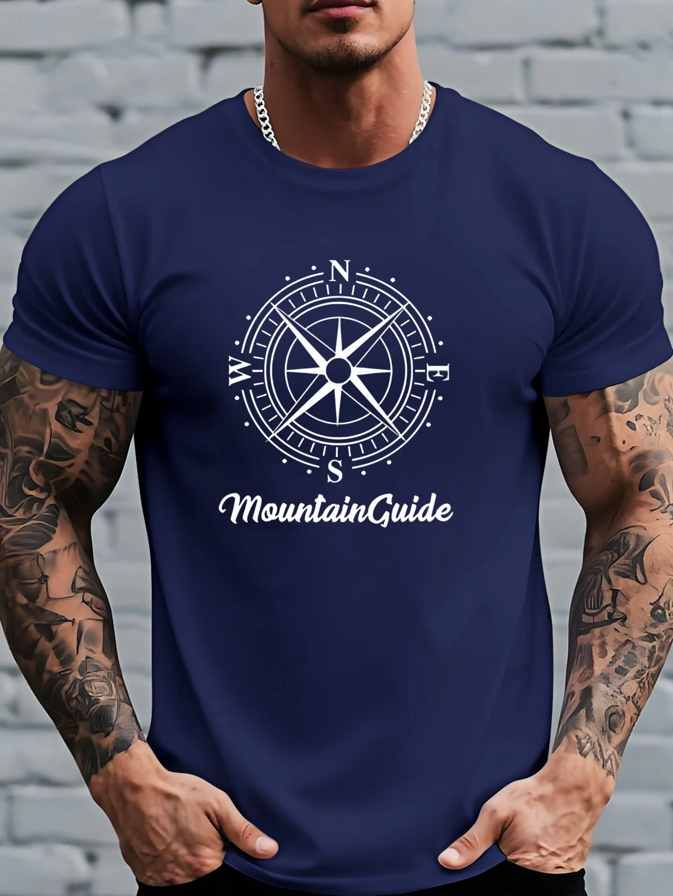 Outdoor Adventure Guide - เสื้อยืดแฟชั่นใหม่สำหรับผู้ชาย ลายกราฟิกเข็มทิศและภูเขา เสื้อแขนสั้นคอกลมลำลอง ลายพิมพ์สำหรับการผจญภัยกลางแจ้ง