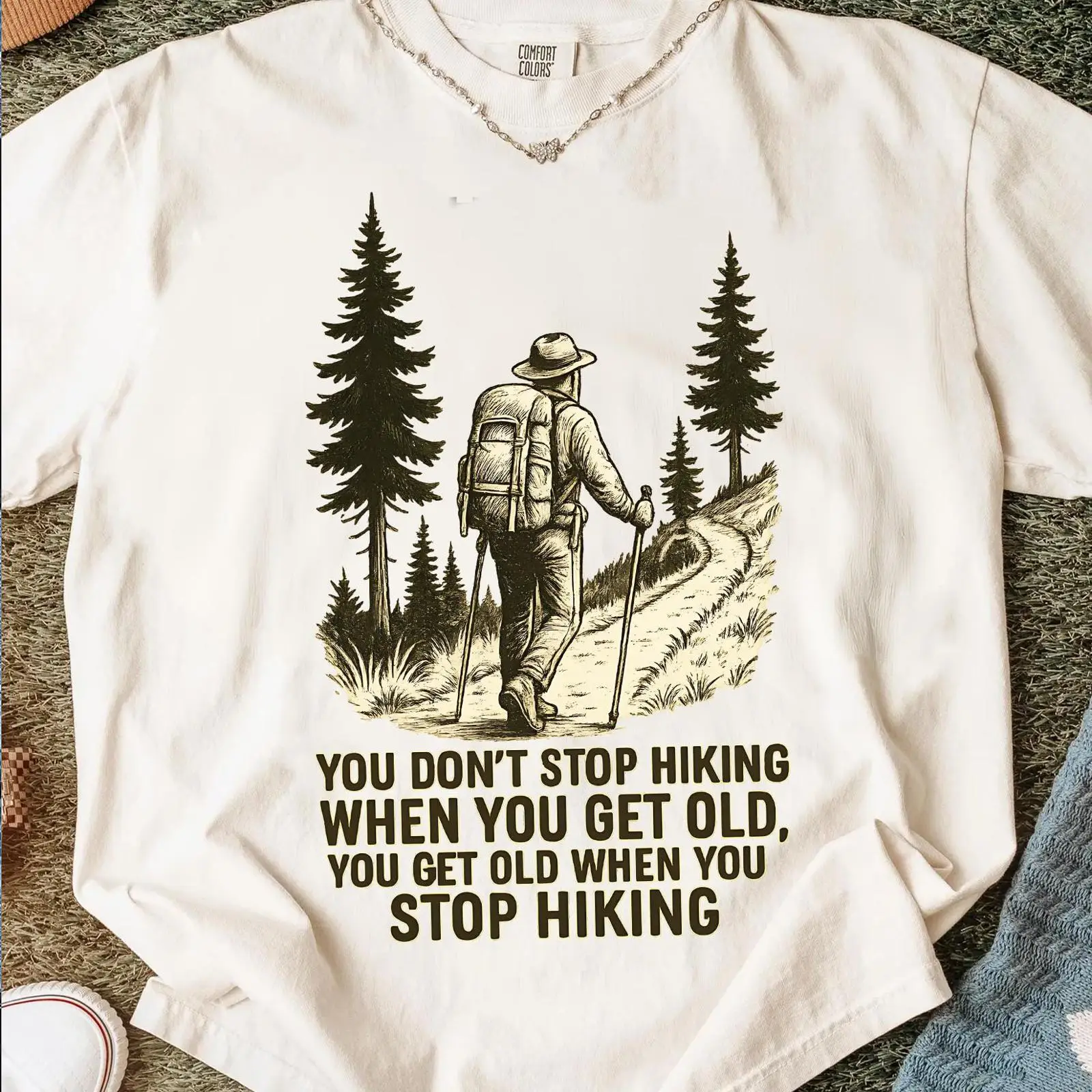 Outdoor Adventure Quotes Short - คุณไม่หยุดเดินป่าเมื่อแก่ขึ้น เสื้อยืดคำคมตลกสำหรับคนรักการผจญภัยกลางแจ้ง ธรรมชาติ วินเทจ ลุคสบายๆ ผ้าเนื้อยืด